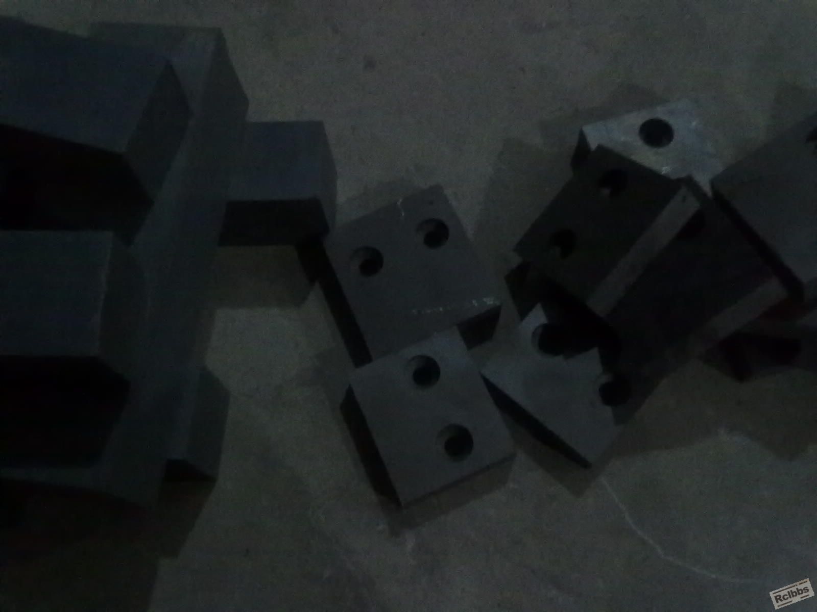 有孔是CR12MOV，边上厚点的是H13