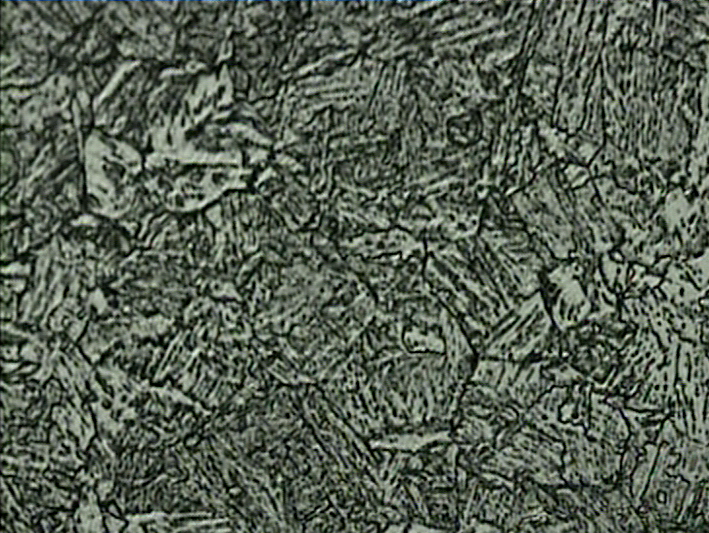 距表面4mm   针状及隐针状（回火？）马氏体 条状铁素体？（是否可以认为是珠光体 铁素体周围明显黑色渗碳体 ...