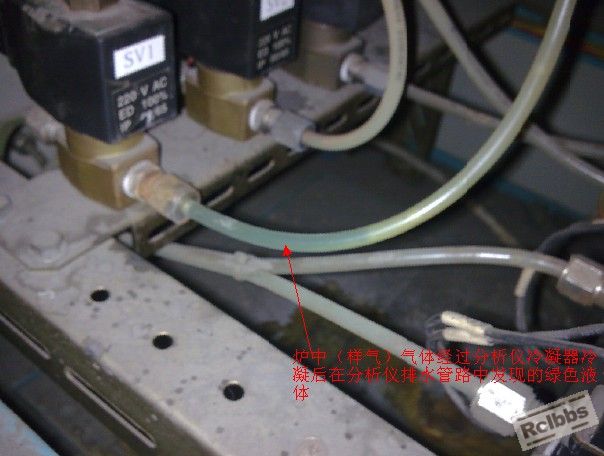 分析仪排水管路中的绿色液体.jpg