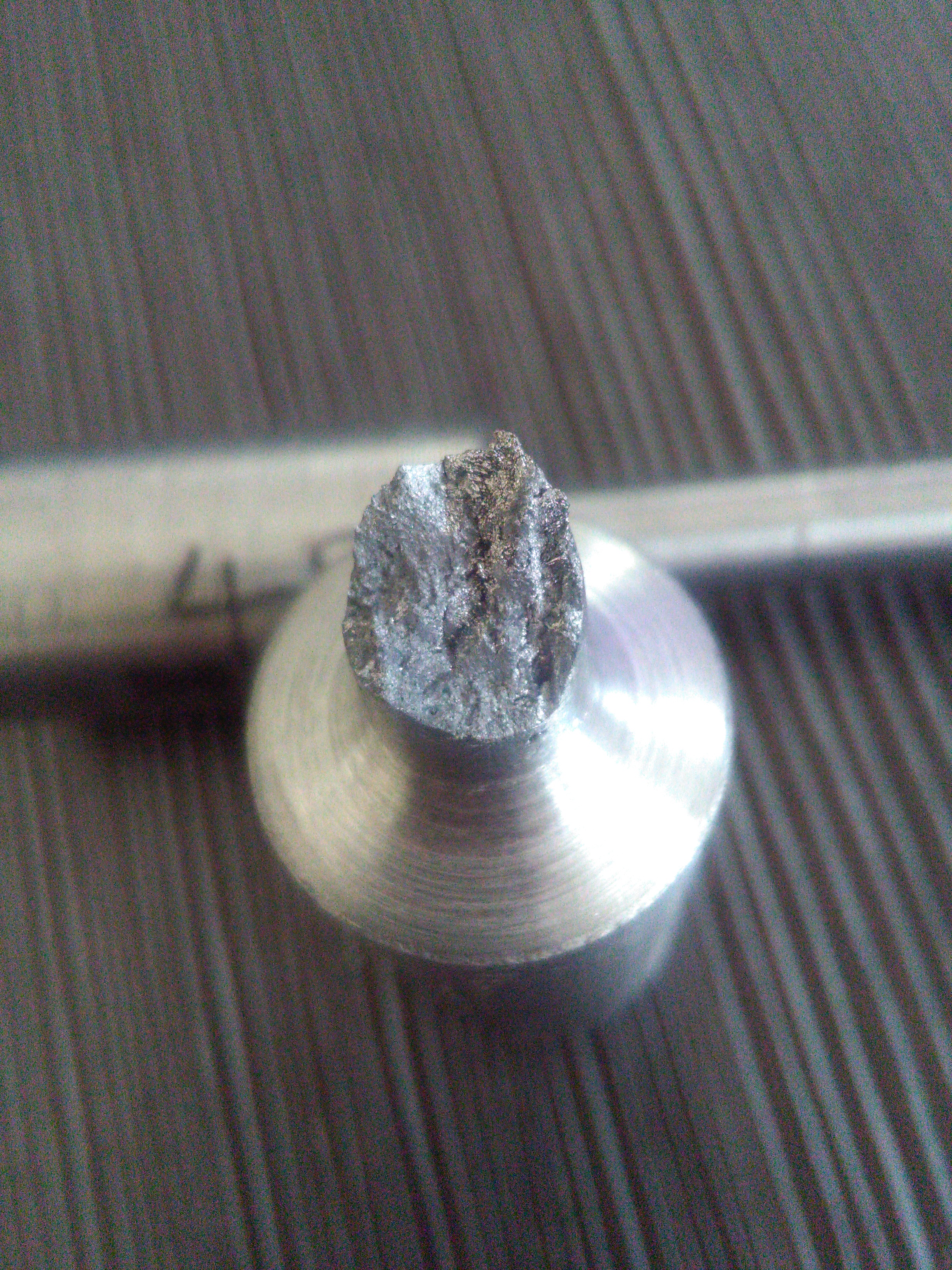 断口类似白亮小颗粒