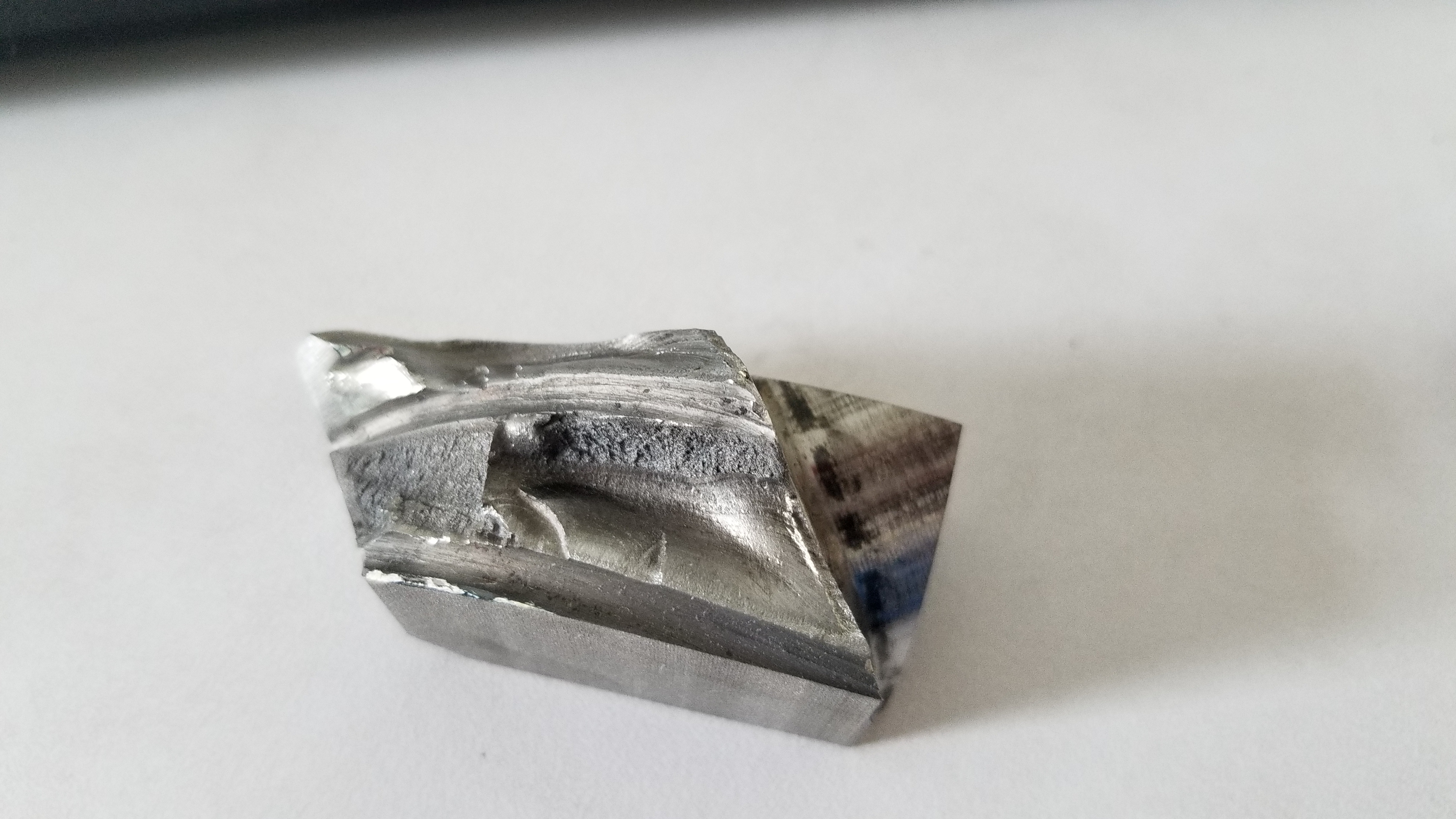 光亮的一面，和凹孔是怎么形成的。