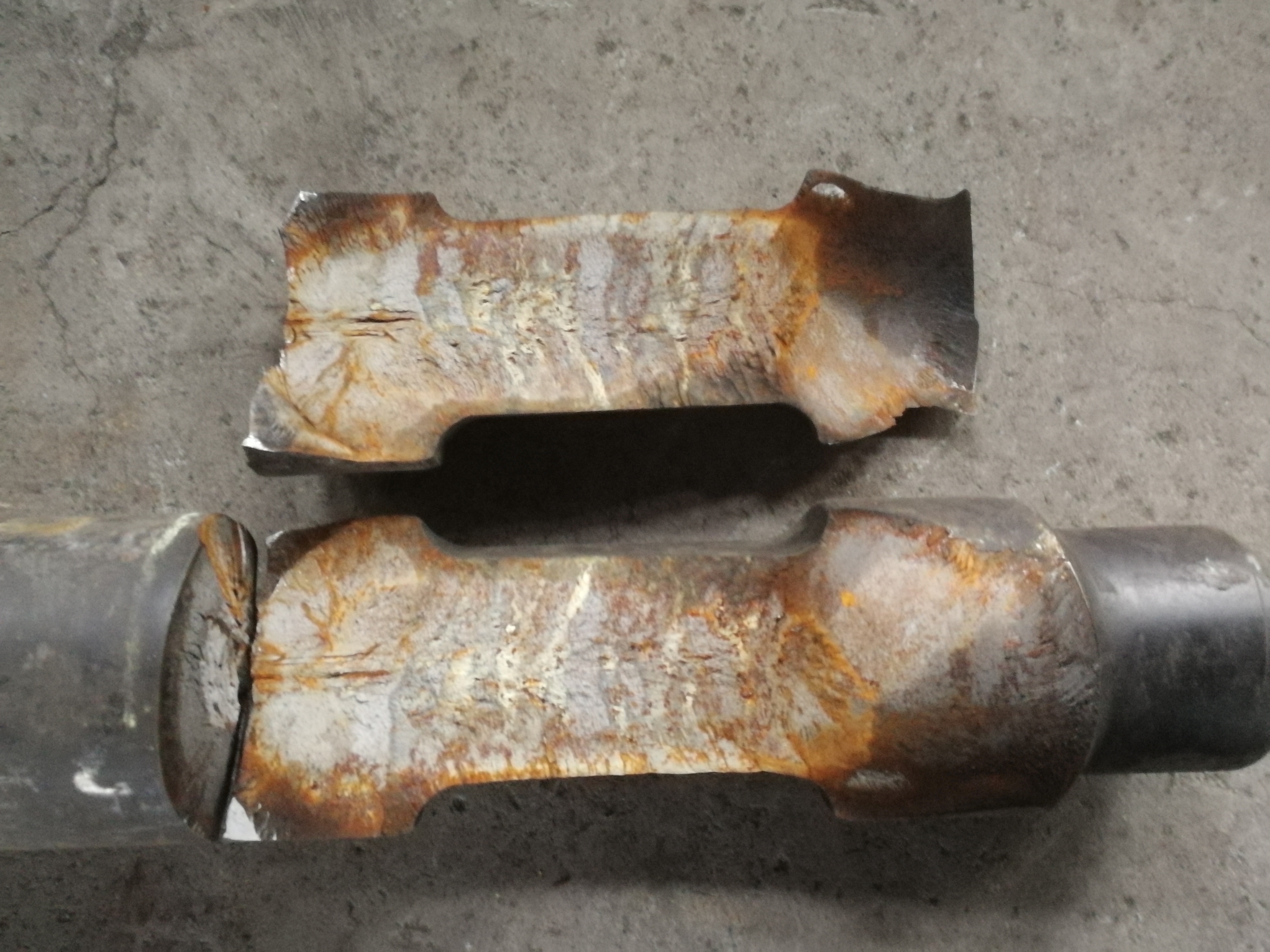 裂纹打开后上部开裂形貌