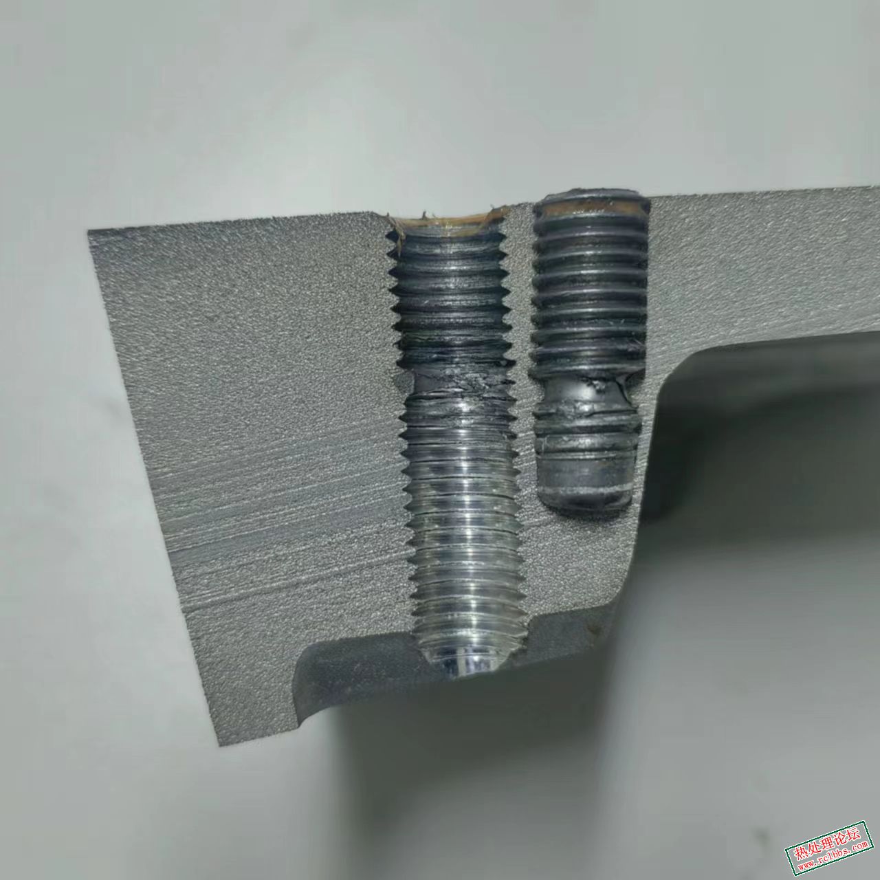 断裂的另一边线切割后，至此分析已经结束，与螺栓无关
