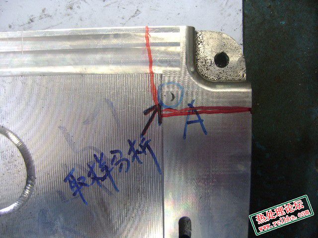 模具边部月牙状孔点