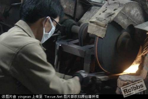 砂轮刀坯整形，高手应该可以从火花中看出点什么吧？