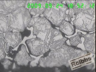 1000X横截面表层组织,残留A+针状M+网状碳化物,沿晶界裂纹,组织严重过热,(1区).jpg