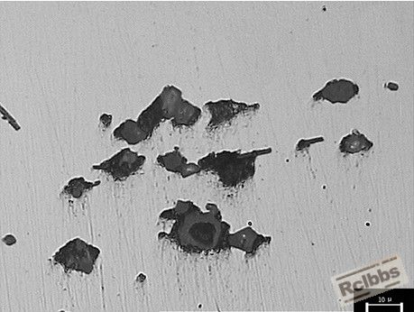 裂纹一侧的表面是锻后未加工的，有很多缺陷，夹杂物严重超标。